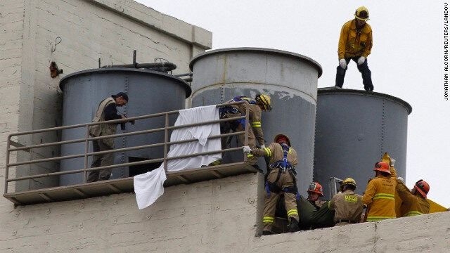 Спасатели достают тело Элизы из резервуара с водой на крыше