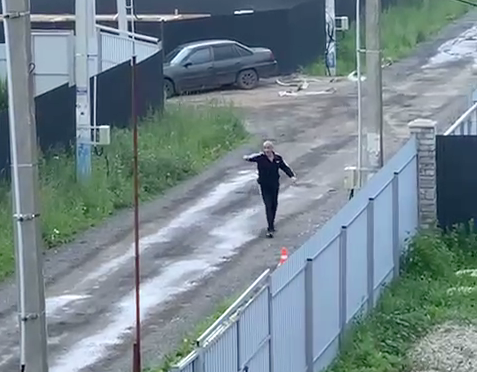 Неадекват поджёг дом в Домодедове и не давал его потушить
