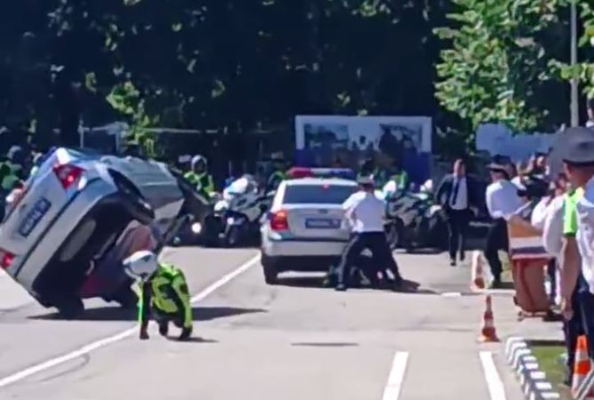 Стало известно о состоянии инспектора ГИБДД, на которого упало служебное авто в Подмосковье