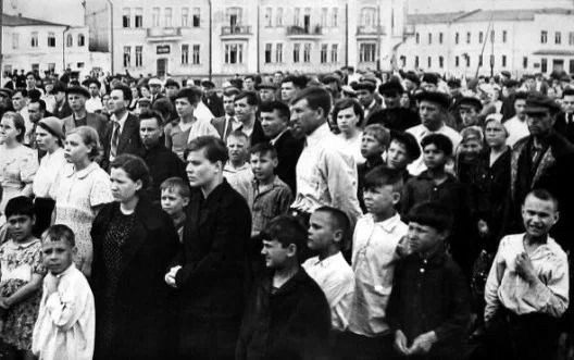 22 июня 1941-го. Жители Владивостока слушают выступление Молотова