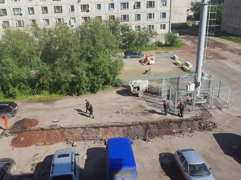 В Воркуте вышку МТС поставили прямо на детской площадке. Да, лазалки у детей уже не те.