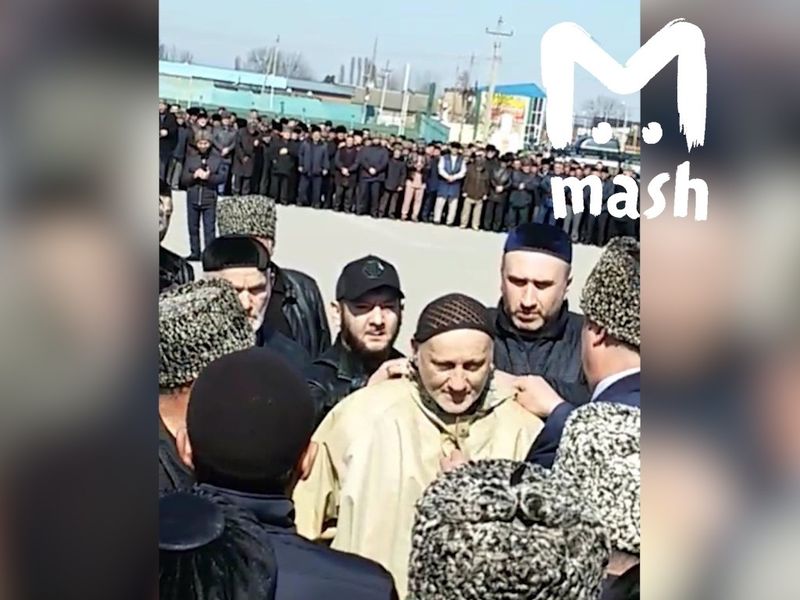 Муслим Хасмиков смотрит в глаза родным убитого