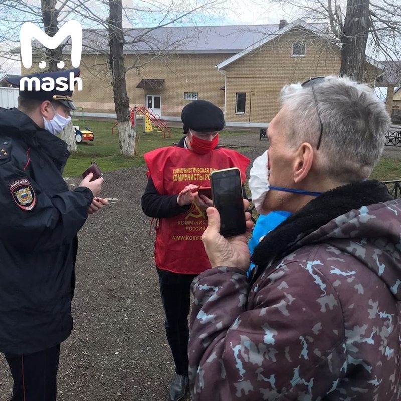 Татарские коммунисты пошли возлагать цветы Ленину, оформив пропуск на ПОХОРОНЫ. Их задержали.