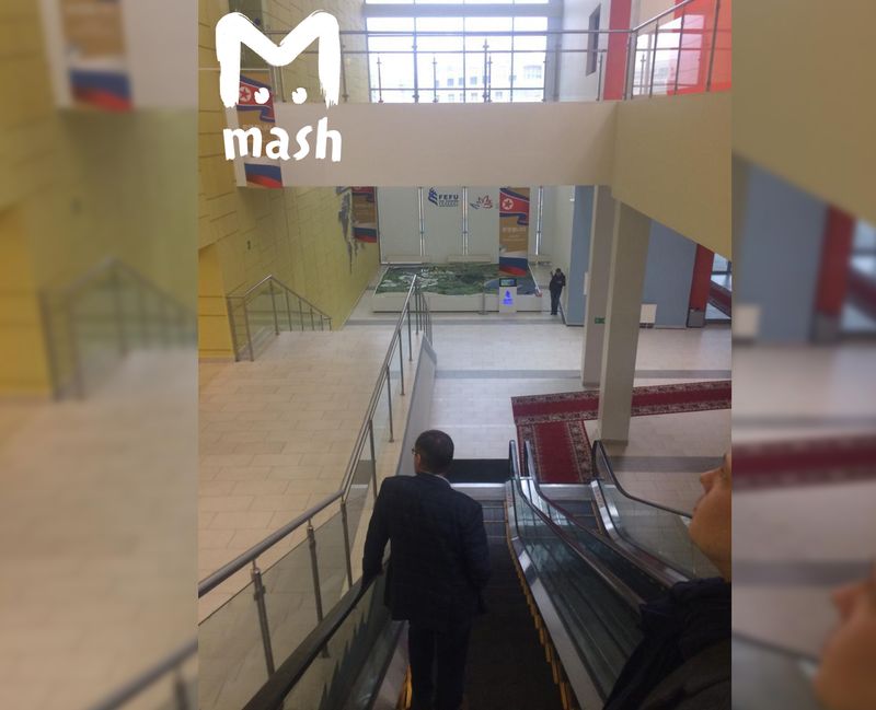 Во Владивостоке уже вовсю ждут председателя Ким ЧенЫна. Полки построены, ковровая дорожка срочно найдена и положена, спортивный зал ДВФУ до неузнаваемости переделан — теперь он банкетный.Ким уже пересек границу, и двигает на собственном бронепоезде во Владик. Ждут к 11 по Москве.