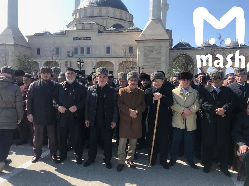 Чечня, 31 марта 2019. Члены тейпа ждут премирения на площади.