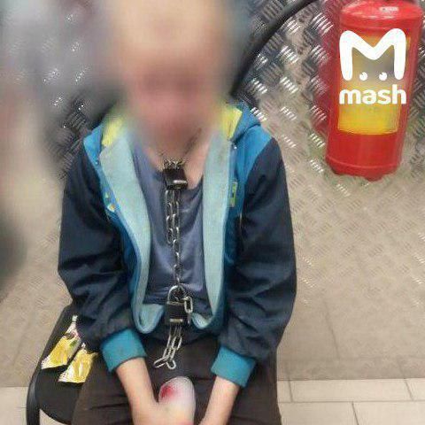 На Кубани отец посадил на цепь собственного 10-летнего сына.