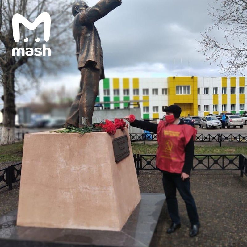 Татарские коммунисты пошли возлагать цветы Ленину, оформив пропуск на ПОХОРОНЫ. Их задержали.