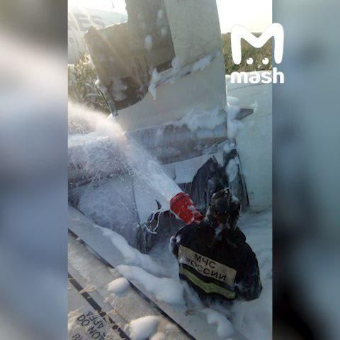 На борту севшего самолёта пострадали 15 человек — это в основном средние и легкие травмы конечностей, которые были получены во время эвакуации.