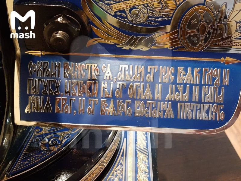 Это — золотой пулемёт Максим. Аноним хотел подарить его Патриарху Кириллу, но ФСО запретила. Теперь его продают за 12 миллионов рублей.
