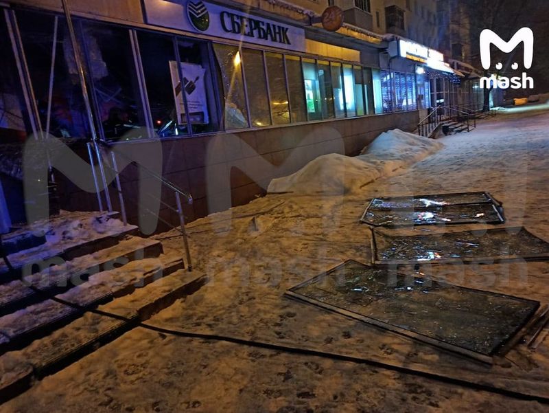 Этой ночью в подмосковной Ивантеевке преступники взорвали отделение Сбербанка. Один погиб на месте.