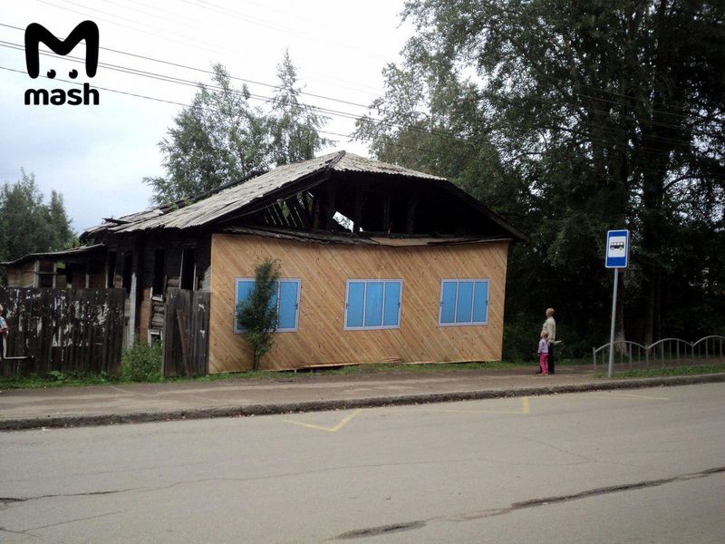 Разваливающиеся дома в Сыктывкаре теперь выглядят так. Просто в городе отмечают великий праздник — День Республики Коми. И местные власти решили провести мастер-класс по скрытию косяков.