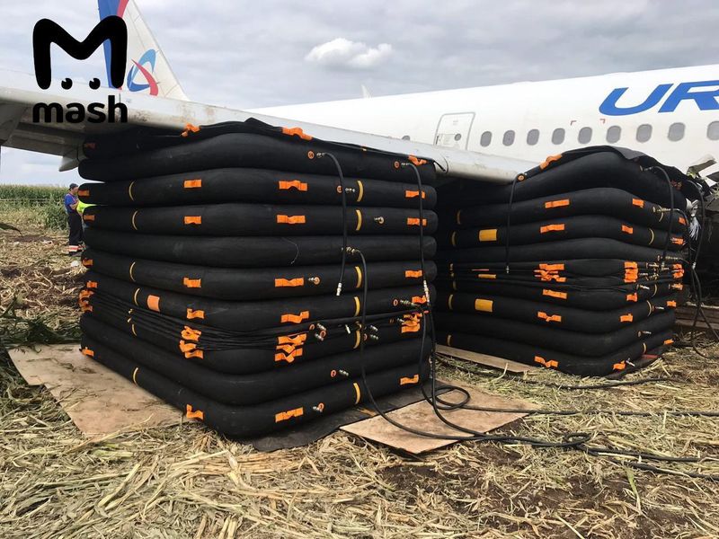 А вот так сейчас выглядит A321 “Уральских авиалиний”, севший в кукурузном поле в Подмосковье.