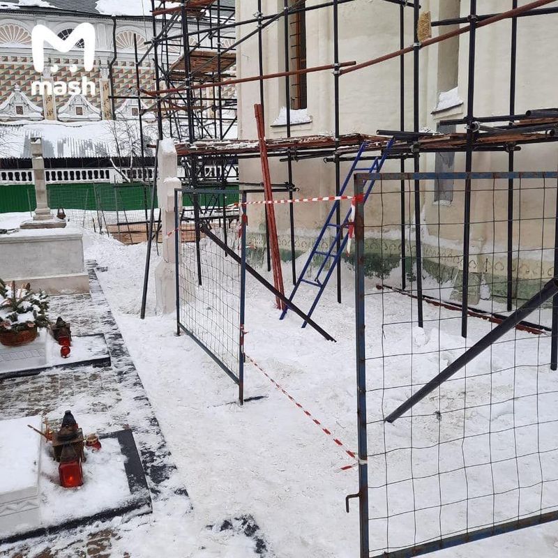 В Сергиевом Посаде в Лавре на прихожанку упала льдина прямо во время молитвы.
