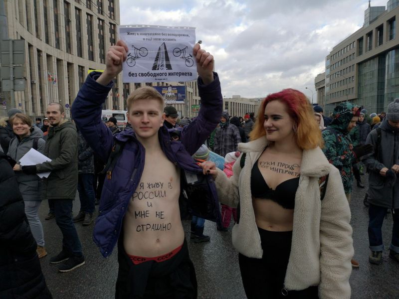 В Москве завершился митинг за свободу интернета, поддержанный Павлом Дуровым и телеграм. По данным МВД пришло 6 тысяч человек, по данным Белого счётчика — 15к. Журналистов пускали через раз, только своих, но фоточки мы вам все равно принесли.
