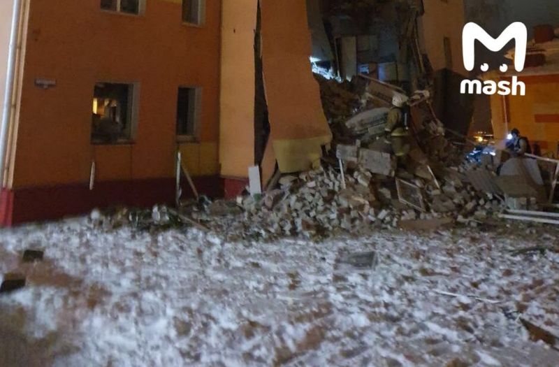 “Спасатели сказали, что это точно газ. По всем «первичным» признакам. Достали троих, их увезли в больницу, а четвёртого просто в скорую отнесли на носилках, но никуда машина не уехала. Не знаю жив он или нет”
