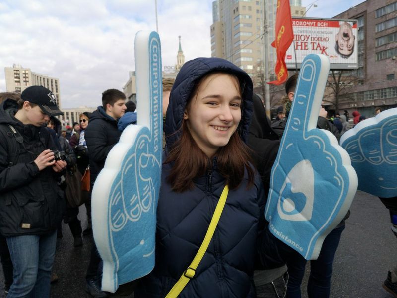 В Москве завершился митинг за свободу интернета, поддержанный Павлом Дуровым и телеграм. По данным МВД пришло 6 тысяч человек, по данным Белого счётчика — 15к. Журналистов пускали через раз, только своих, но фоточки мы вам все равно принесли.