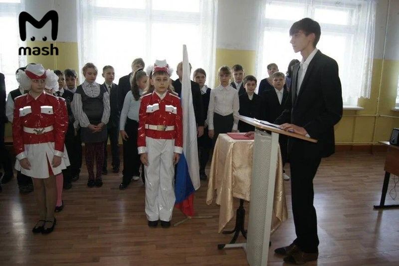Андрей Петров — ведущий в школе