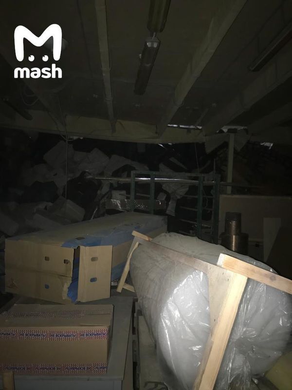 В Москве чемоданами завалило работника мебельного цеха. Их было так много, что рухнули складские перекрытия.