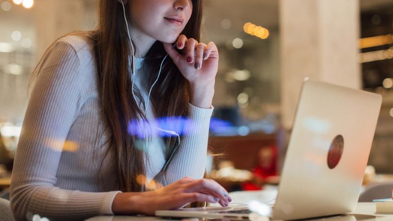 Вебкамщице из Екатеринбурга, которая обвиняла в изнасиловании, удалось добиться возобновления проверки