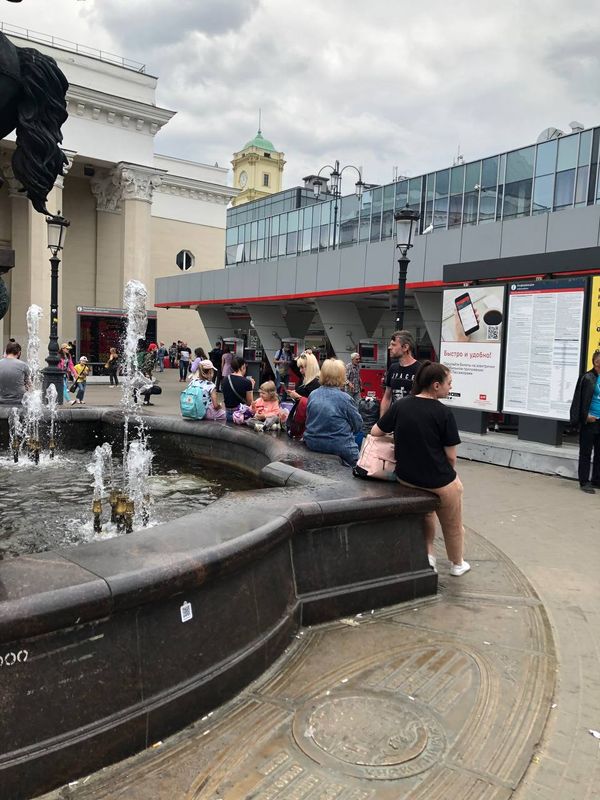 15. Ярославский вокзал. Фонтан возле выхода из метро и касс.