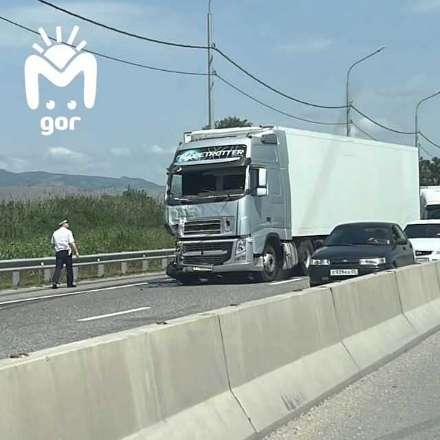 Фура протаранила микроавтобус с 19 студентками в Дагестане — один человек погиб
