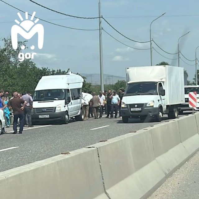 Фура протаранила микроавтобус с 19 студентками в Дагестане — один человек погиб