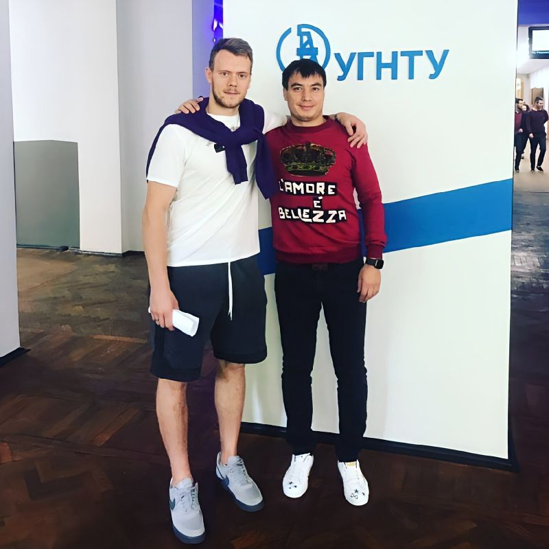 Хоккеист Вячеслав Солодухин (слева) с Фаритом Самигуллиным (справа)