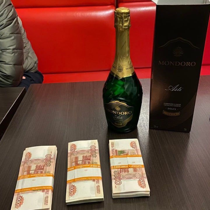 Менеджер иркутской управляющей компании пытался подкупить проверяющего из МЧС шампанским