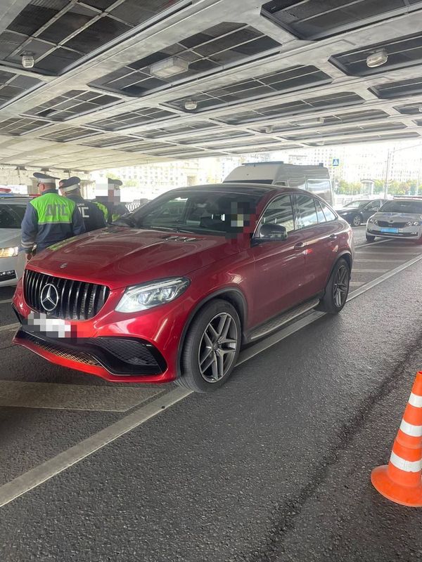 В припаркованном в центре Москвы Mercedes нашли труп мужчины