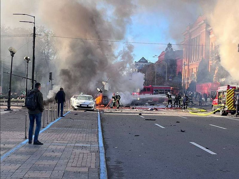 В Киеве и других крупных городах Украины прогремели взрывы: кадры с места
