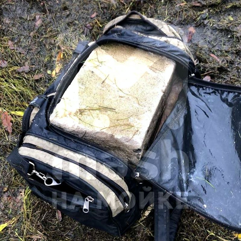 Mash на Мойке показал фото сумки с женскими останками, найденными в Колпино