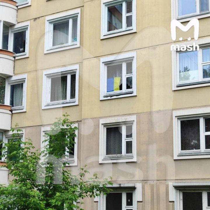 В окне жилого дома на западе Москвы заметили флаг Украины