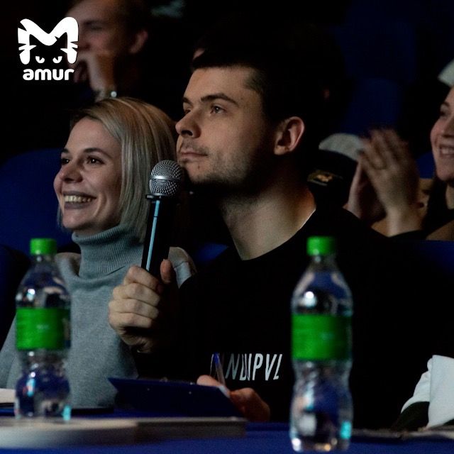 В стендап через постель: три девушки из Владивостока обвиняют худрука в насилии и педофилии