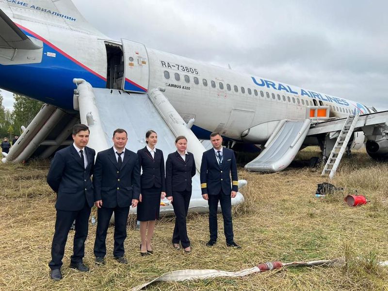 Экстренная посадка Airbus A320 в поле в Новосибирской области: кадры с места и эмоции пассажиров
