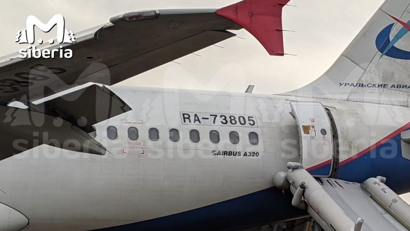 Экстренная посадка Airbus A320 в поле в Новосибирской области: кадры с места и эмоции пассажиров