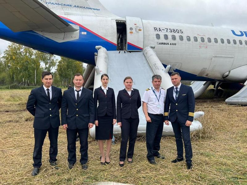 Экстренная посадка Airbus A320 в поле в Новосибирской области: кадры с места и эмоции пассажиров