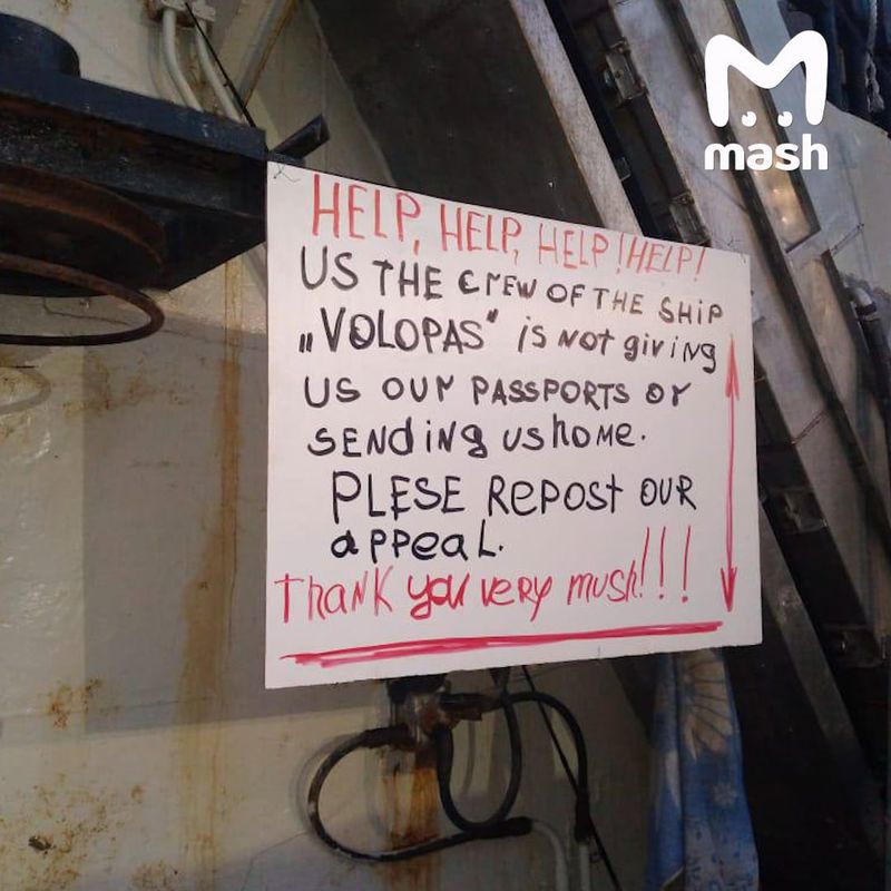 На старой шхуне в порту Мапуту в Мозамбике застряли двое русских, литовец и двое украинцев