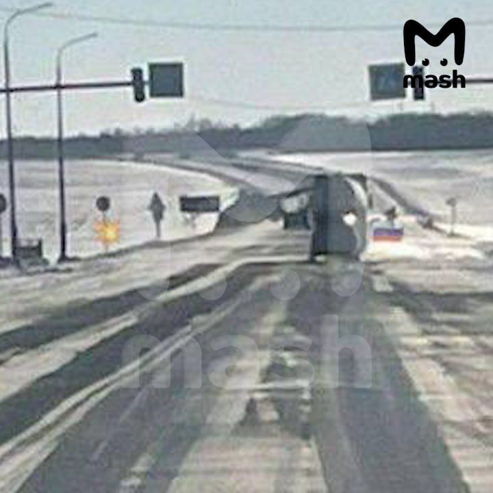 Вертолёт Ми-8 аварийно сел у населённого пункта в Брянской области