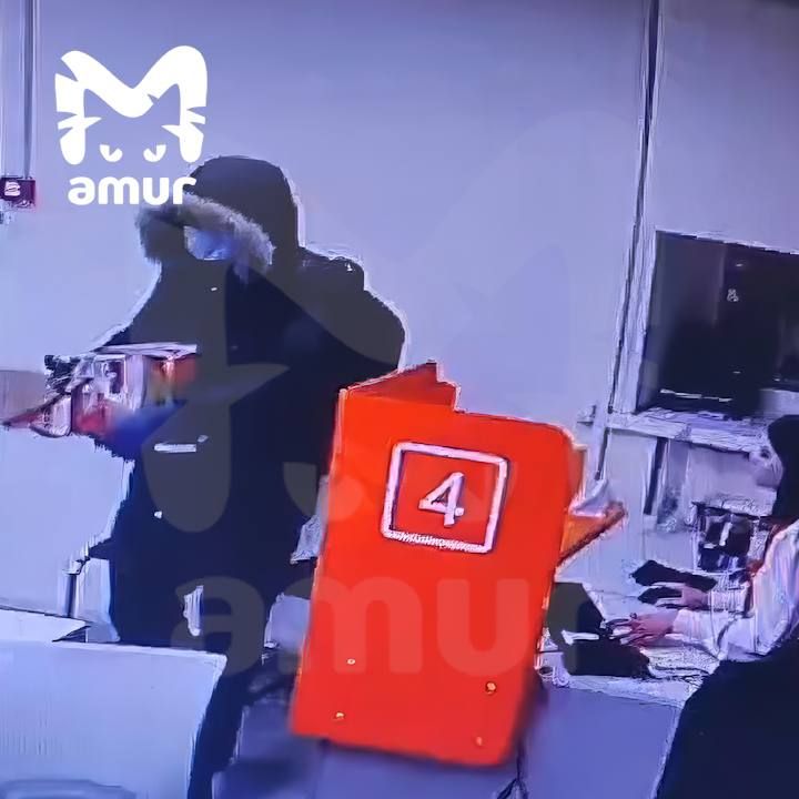 На кадрах — момент нападения на банк АТБ в Хабаровске