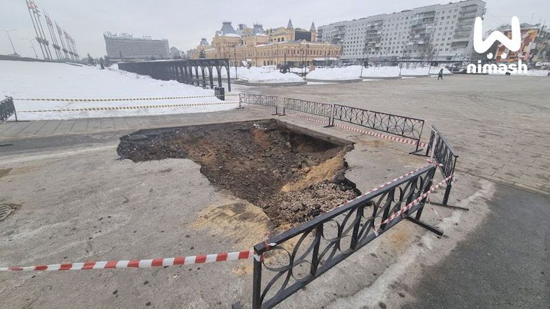 Тротуар провалился у Нижегородской ярмарки