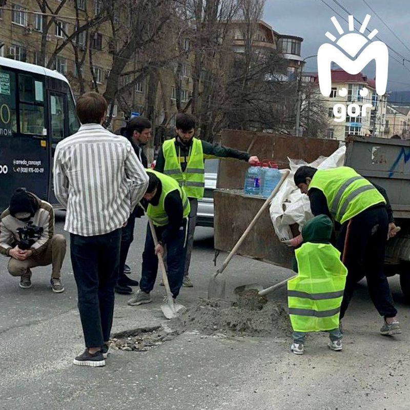 Хасбик вышел ремонтировать дороги в Махачкале