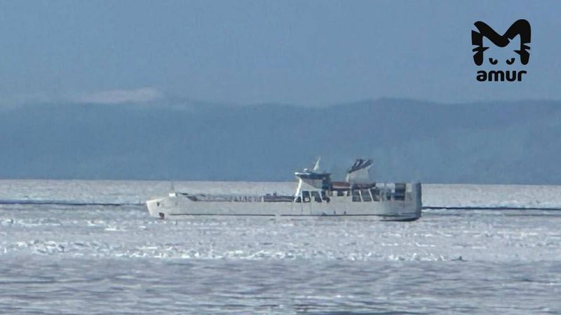 Грузопассажирское судно получило повреждение на Сахалине