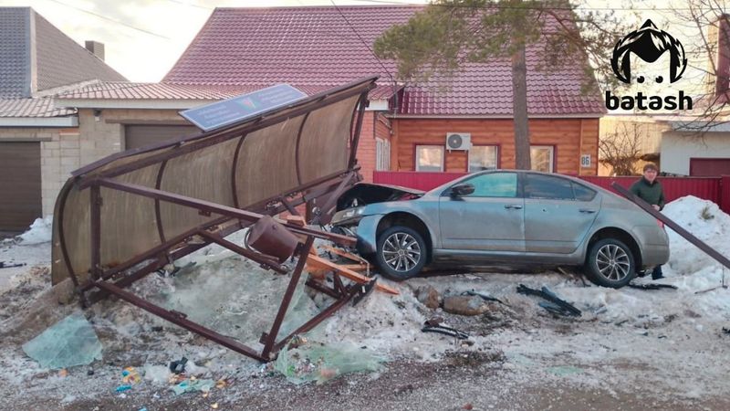 Автомобиль влетел в остановку в Ишимбае