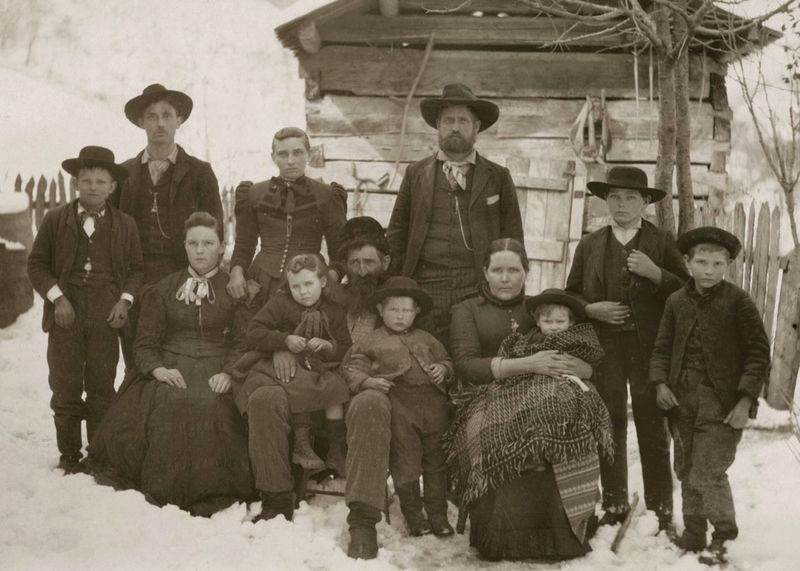 Уильям Андерсон Хэтфилд (в центре) в окружении своей семьи, 1880-е годы Источник изображения:региональный исторический центр Западной Вирджинии