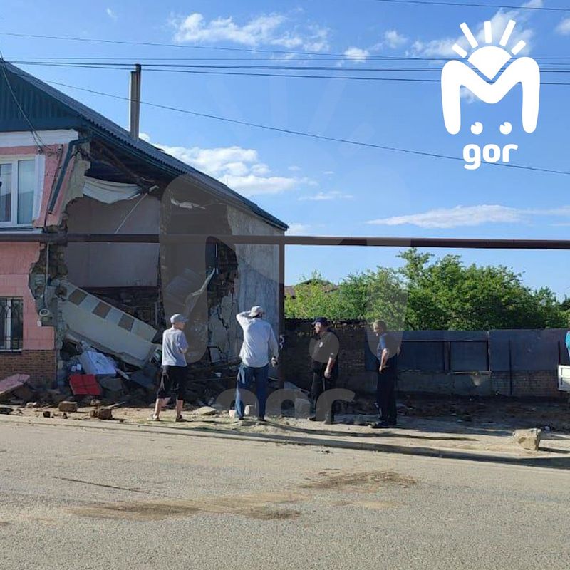 Водитель трактора случайно разрушил стену жилого дома в Дагестане и чудом не убил ребёнка