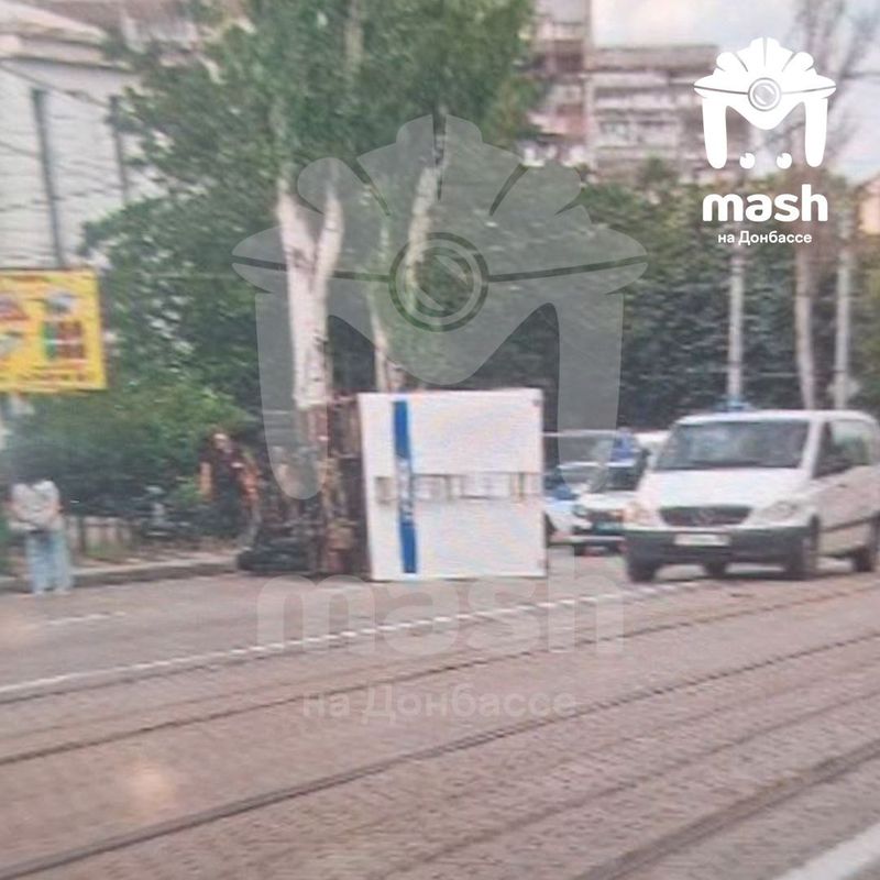 Автозак перевернулся в Донецке