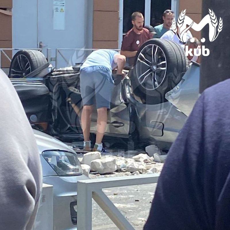 БМВ упал с парковки ТЦ "Галерея" в Краснодаре