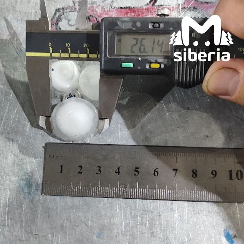 В Новосибирске началась буря и град