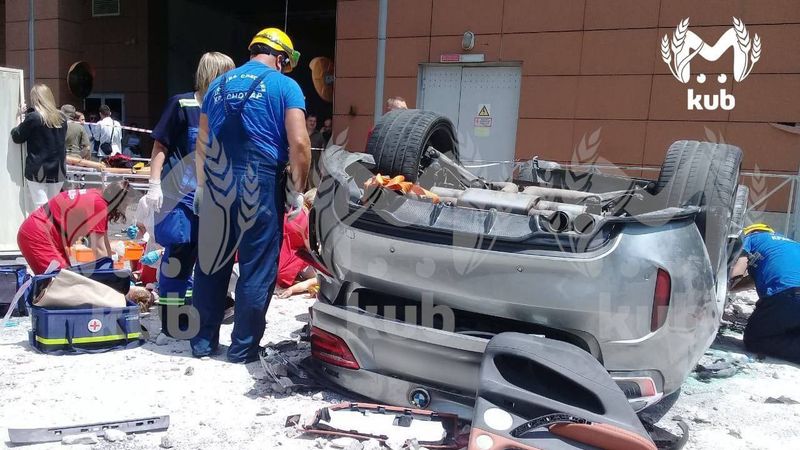 БМВ упал с парковки ТЦ "Галерея" в Краснодаре