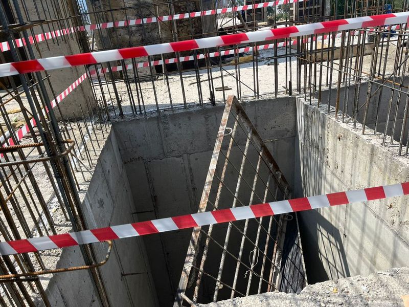 Двое рабочих упали в шахту лифта на стройке поликлиники в Красноярске